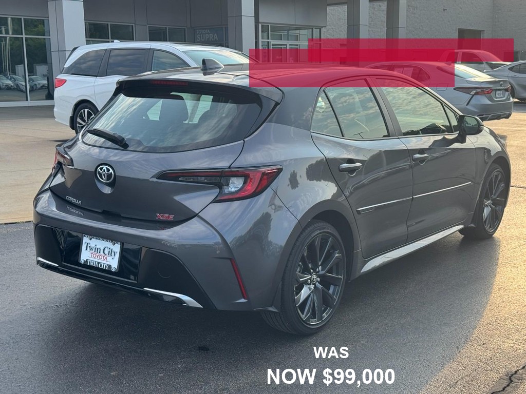 Toyota Corolla Hatchback Vehicle Full-screen Gallery Image 03