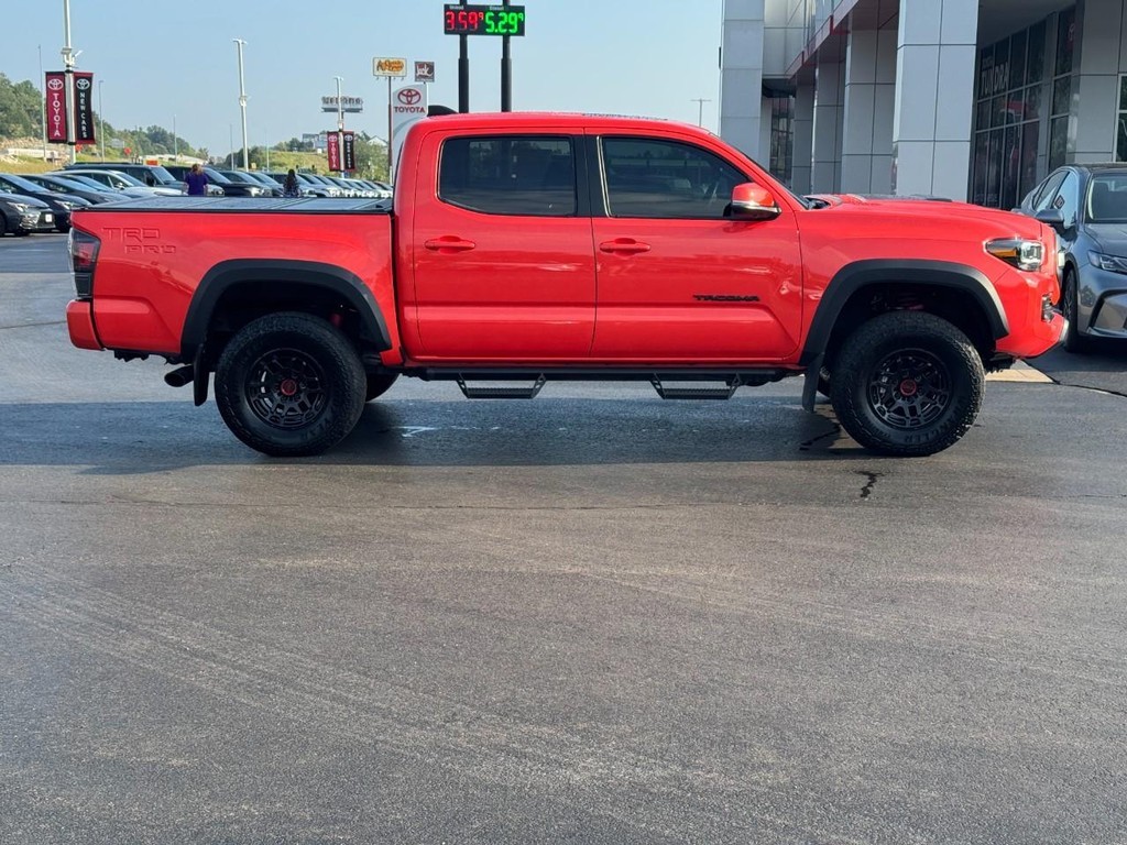 Toyota Tacoma 4WD Vehicle Full-screen Gallery Image 02