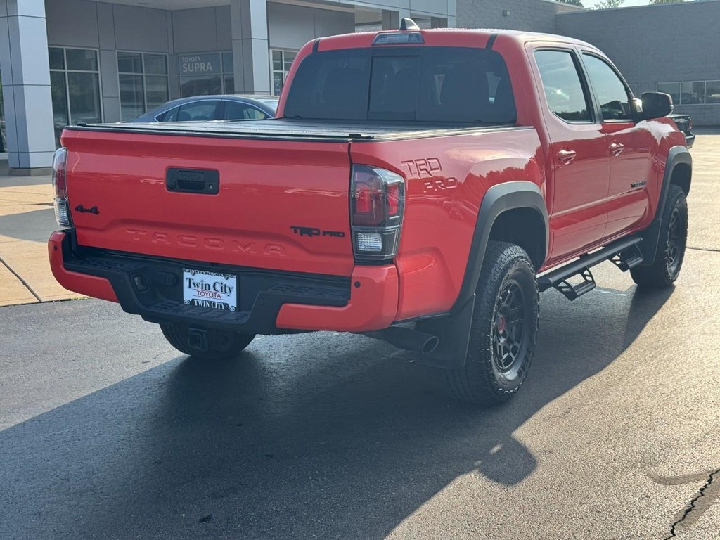 Toyota Tacoma 4WD Vehicle Full-screen Gallery Image 03