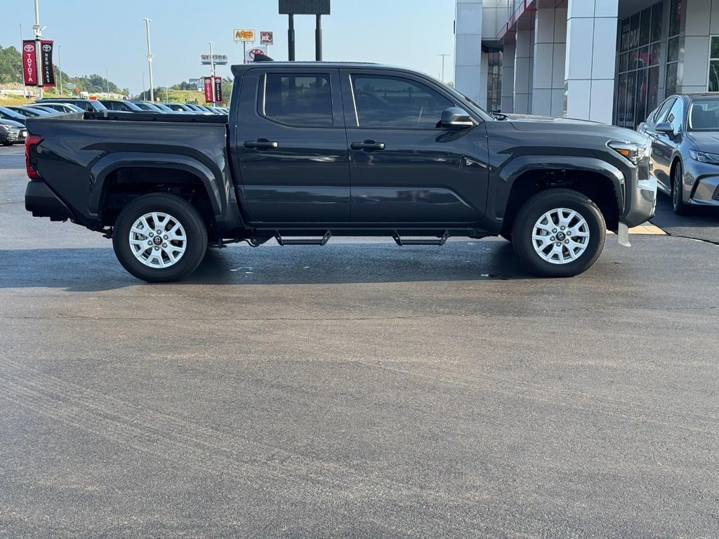 Toyota Tacoma 4WD Vehicle Full-screen Gallery Image 02