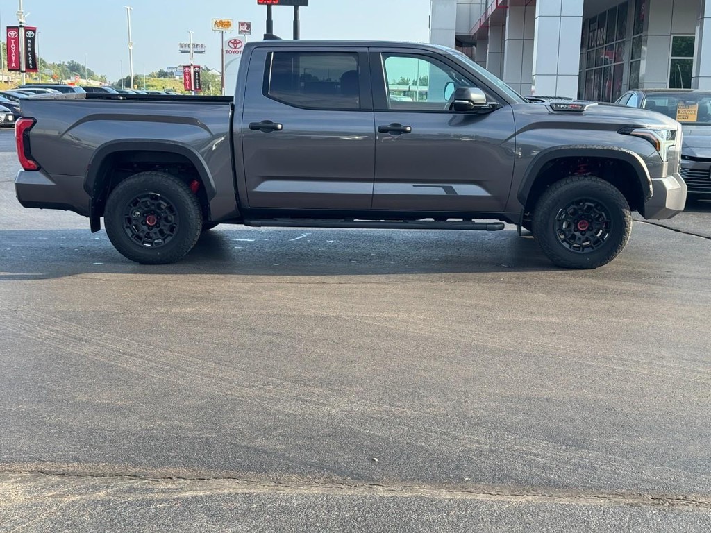 Toyota Tundra 4WD Vehicle Full-screen Gallery Image 02