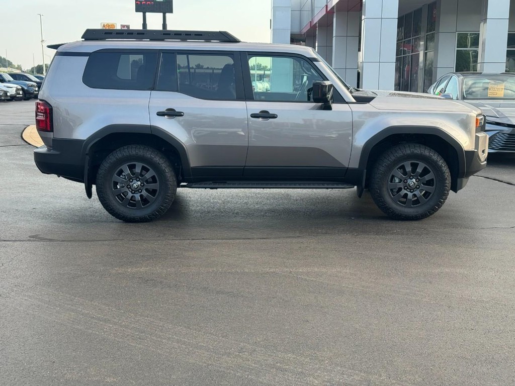 Toyota Land Cruiser Vehicle Full-screen Gallery Image 02