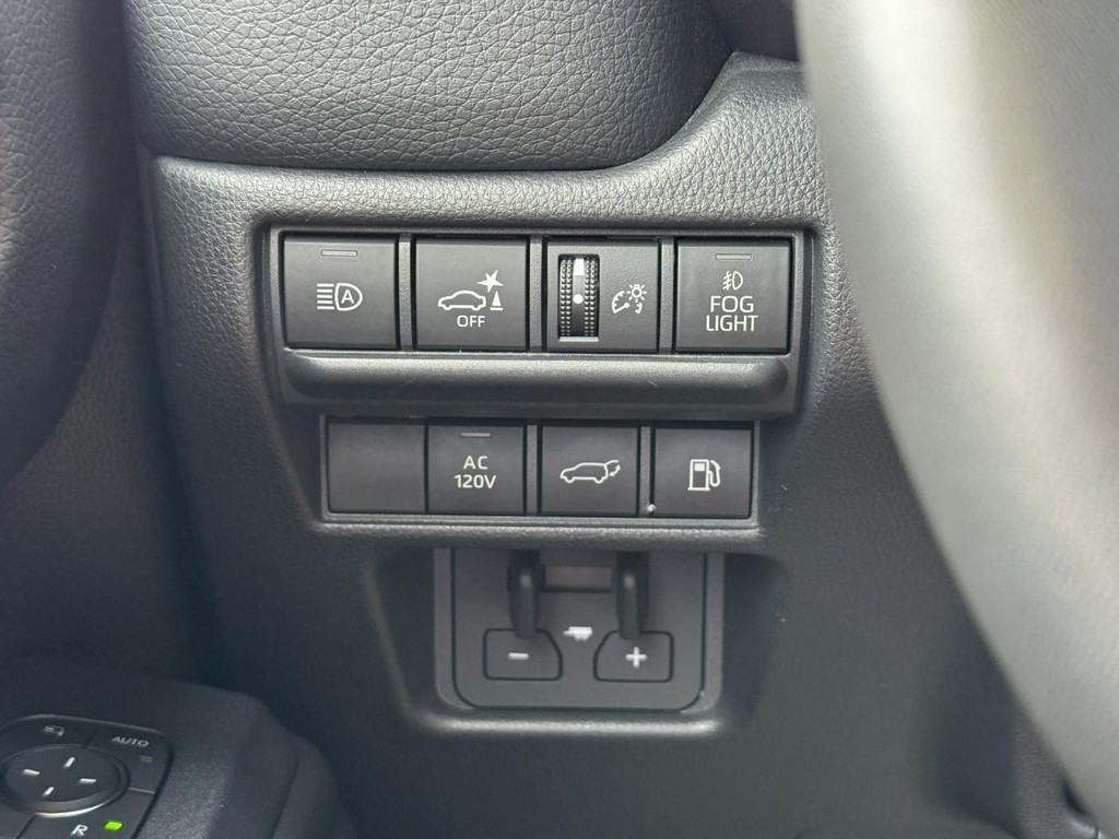 Toyota Land Cruiser Vehicle Full-screen Gallery Image 19