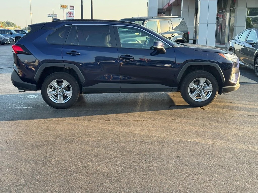 Toyota RAV4 Vehicle Full-screen Gallery Image 02