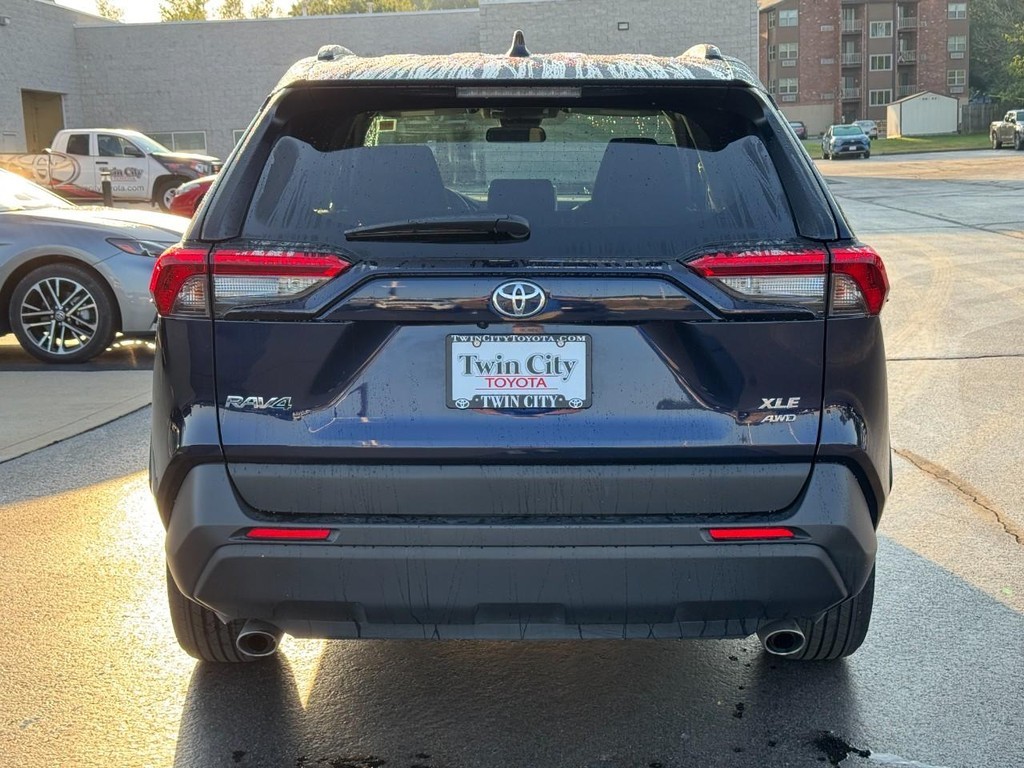 Toyota RAV4 Vehicle Full-screen Gallery Image 04