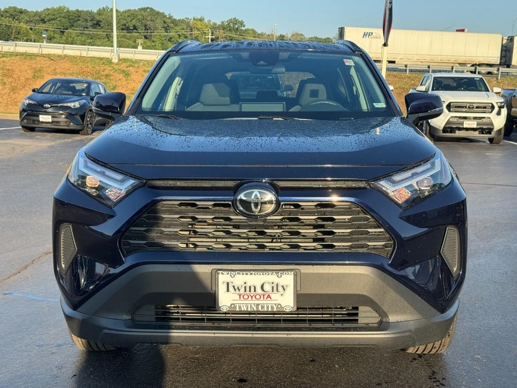 Toyota RAV4 Vehicle Full-screen Gallery Image 09