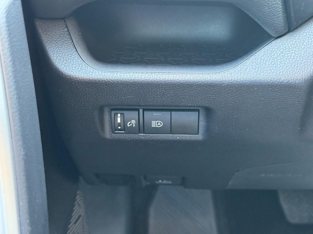 Toyota RAV4 Vehicle Full-screen Gallery Image 18