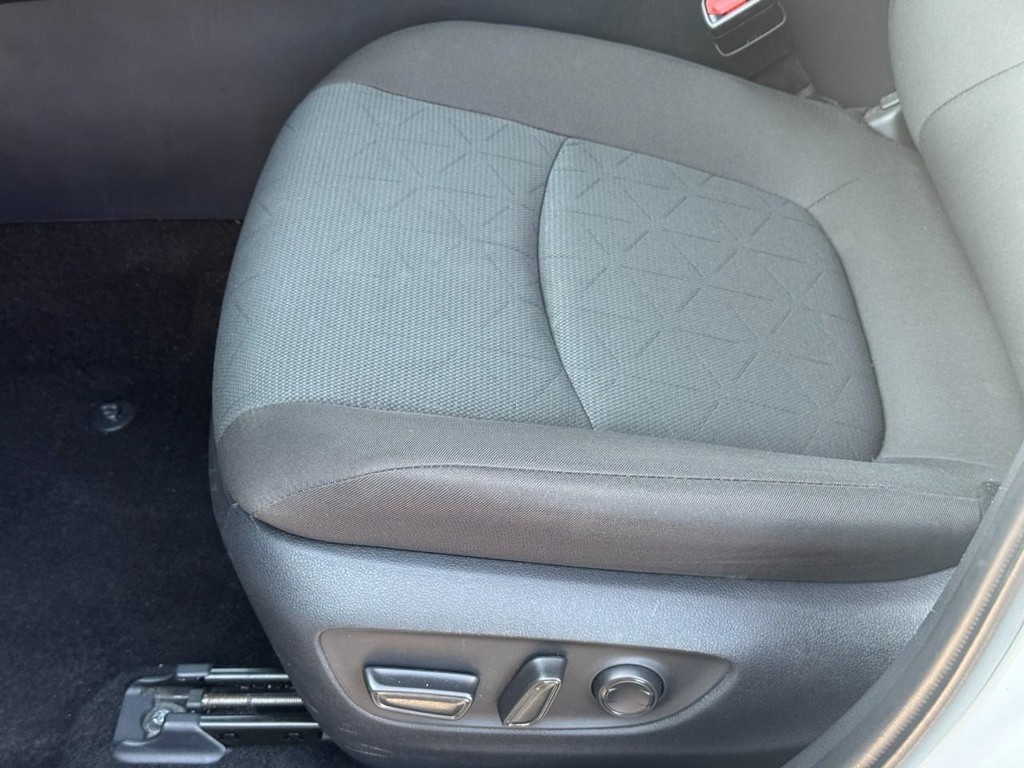 Toyota RAV4 Vehicle Full-screen Gallery Image 18