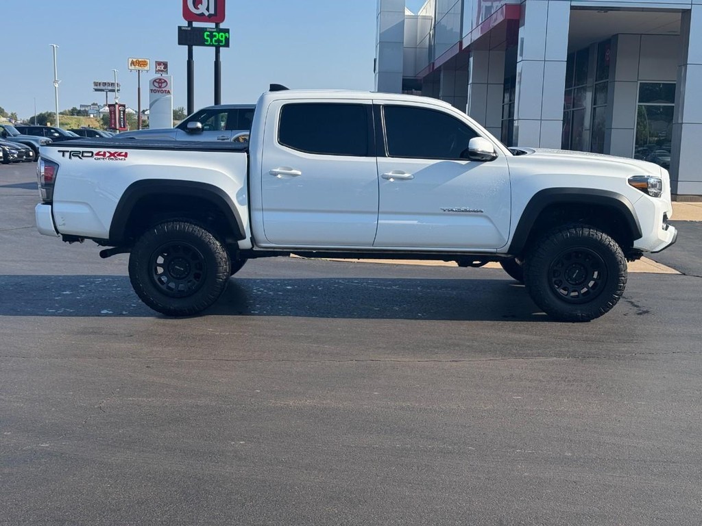 Toyota Tacoma 4WD Vehicle Full-screen Gallery Image 02