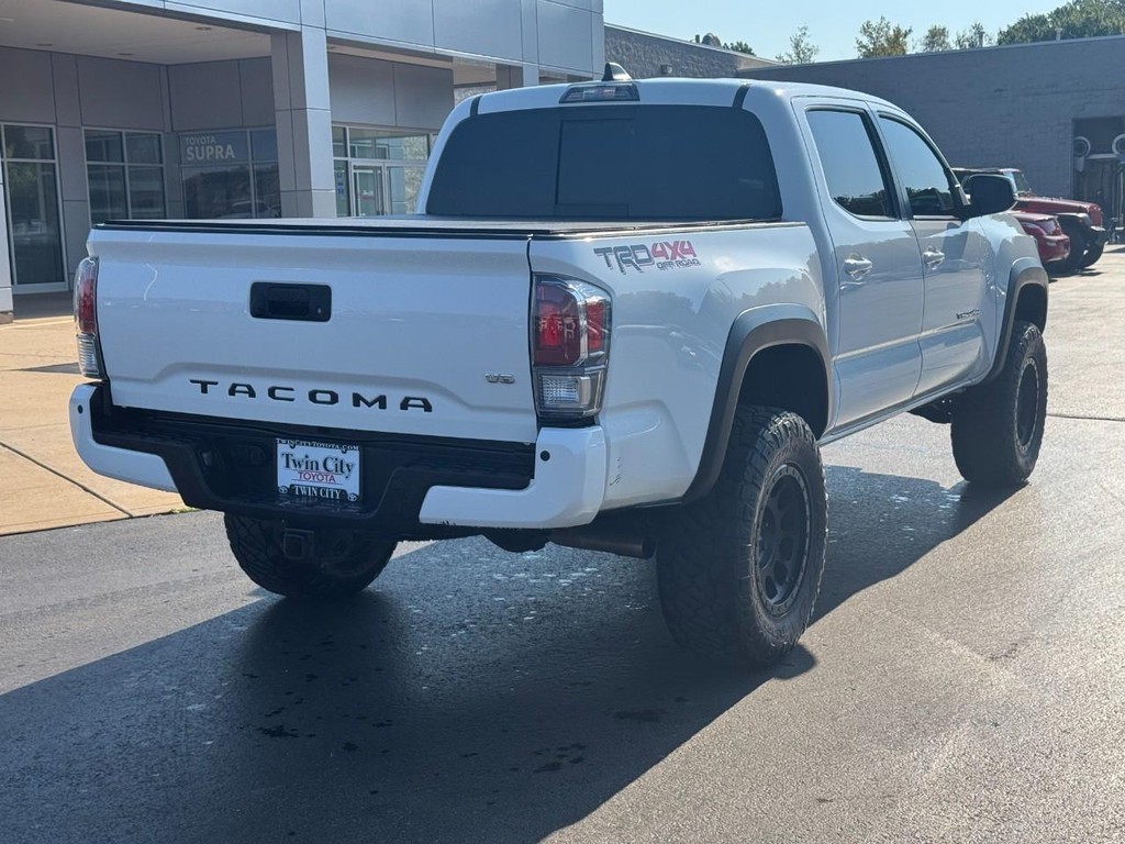 Toyota Tacoma 4WD Vehicle Full-screen Gallery Image 03