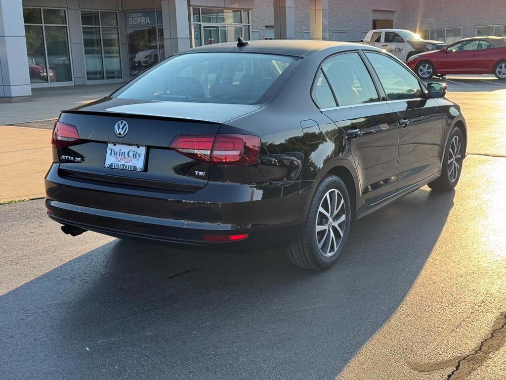 Volkswagen Jetta Vehicle Full-screen Gallery Image 03