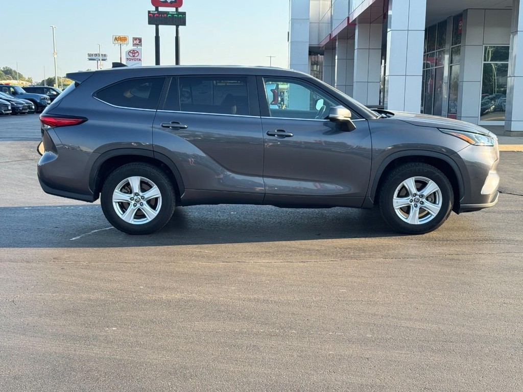 Toyota Highlander Vehicle Full-screen Gallery Image 02