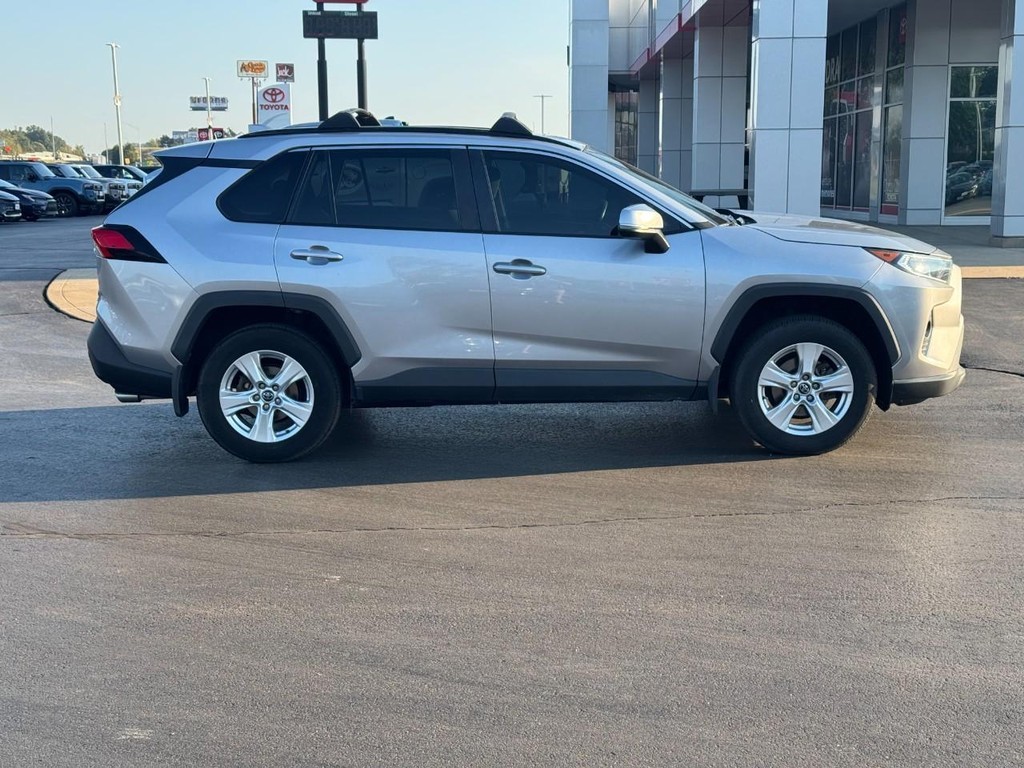 Toyota RAV4 Vehicle Full-screen Gallery Image 02