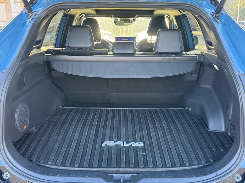 Toyota RAV4 Vehicle Full-screen Gallery Image 06