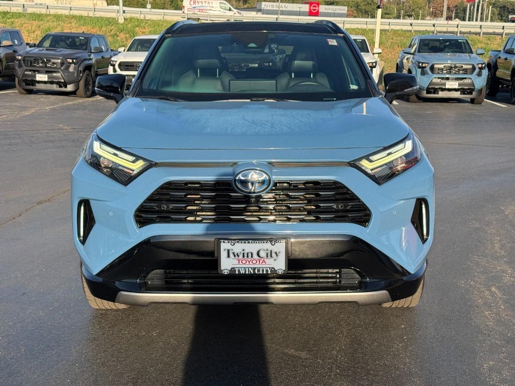 Toyota RAV4 Vehicle Full-screen Gallery Image 10
