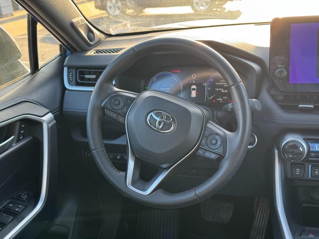 Toyota RAV4 Vehicle Full-screen Gallery Image 14