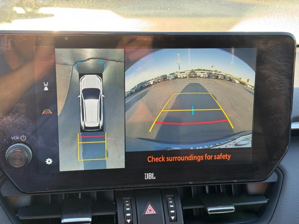 Toyota RAV4 Vehicle Full-screen Gallery Image 25