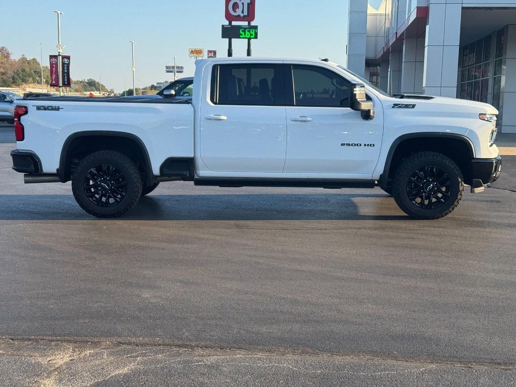 Chevrolet Silverado 2500HD Vehicle Full-screen Gallery Image 02