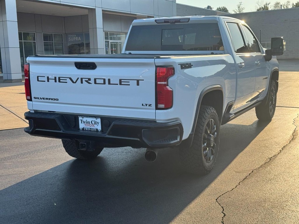 Chevrolet Silverado 2500HD Vehicle Full-screen Gallery Image 03