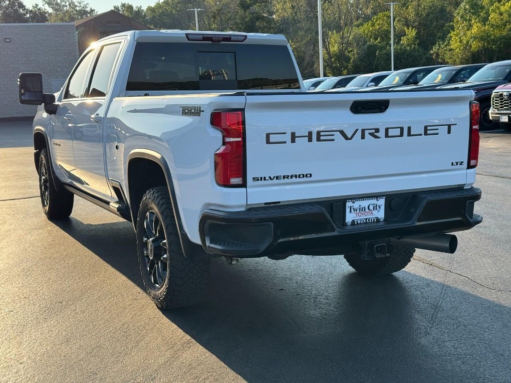 Chevrolet Silverado 2500HD Vehicle Full-screen Gallery Image 07