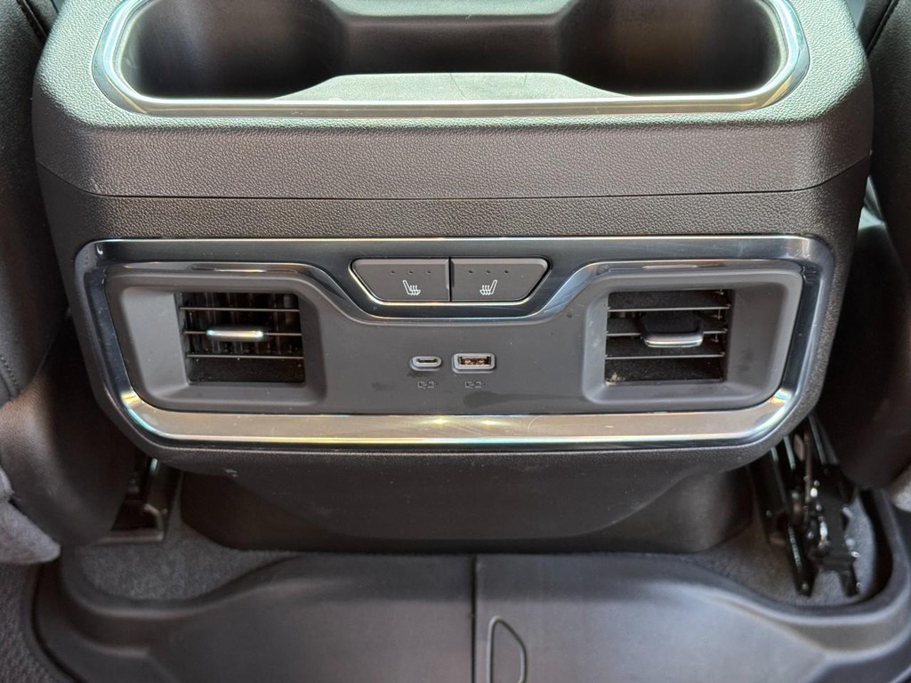 Chevrolet Silverado 2500HD Vehicle Full-screen Gallery Image 13
