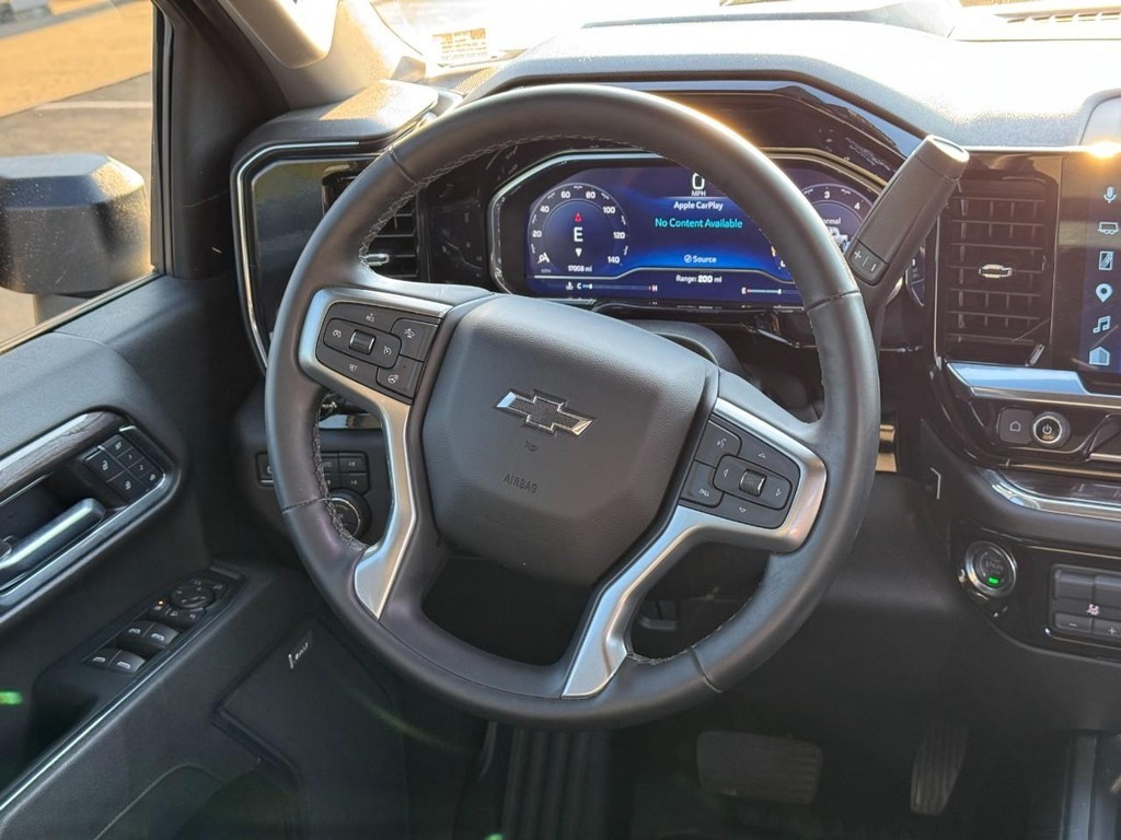 Chevrolet Silverado 2500HD Vehicle Full-screen Gallery Image 15