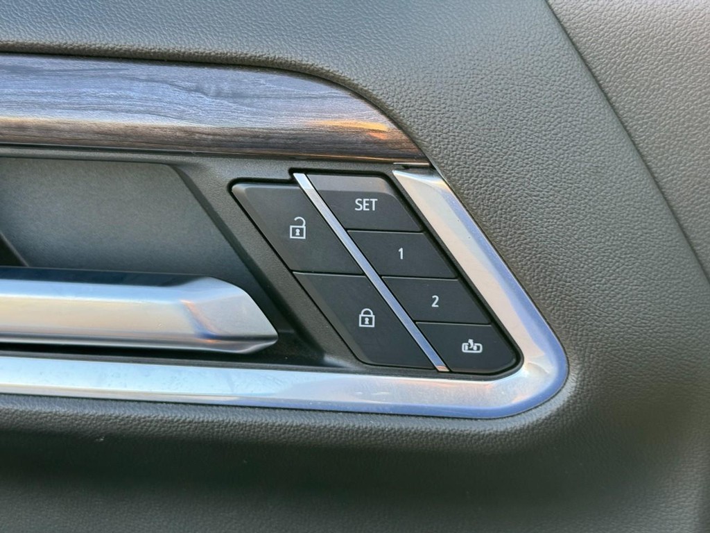 Chevrolet Silverado 2500HD Vehicle Full-screen Gallery Image 19