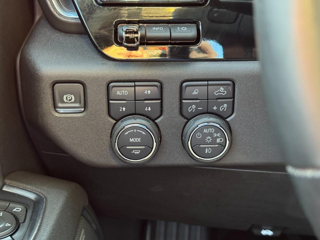 Chevrolet Silverado 2500HD Vehicle Full-screen Gallery Image 21