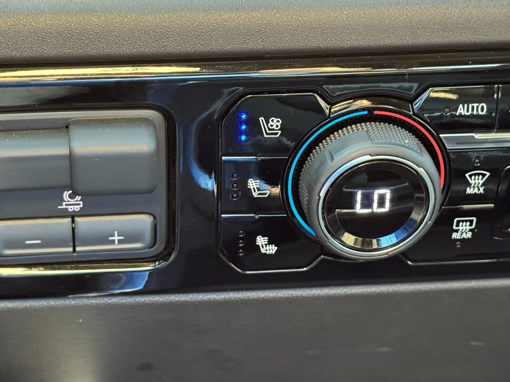 Chevrolet Silverado 2500HD Vehicle Full-screen Gallery Image 27