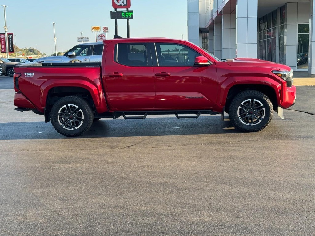 Toyota Tacoma 4WD Vehicle Full-screen Gallery Image 02