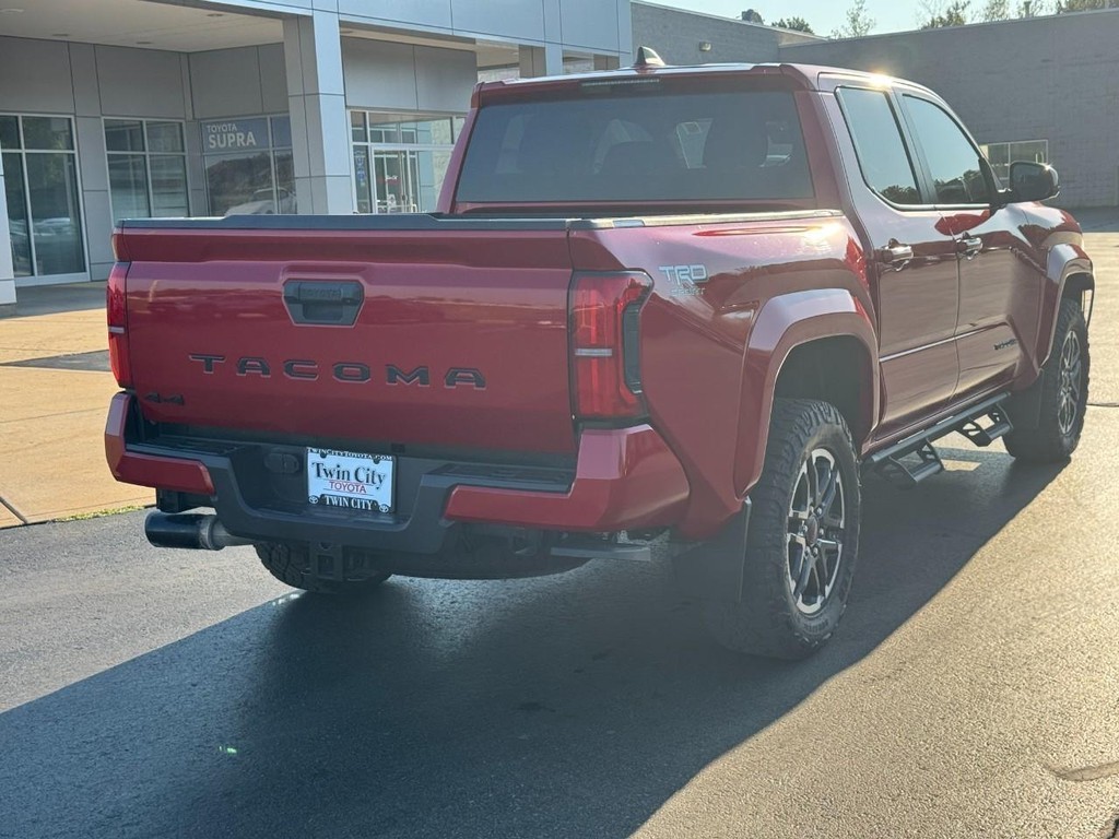 Toyota Tacoma 4WD Vehicle Full-screen Gallery Image 03