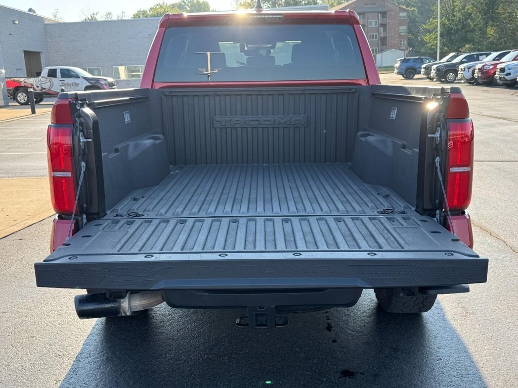 Toyota Tacoma 4WD Vehicle Full-screen Gallery Image 05
