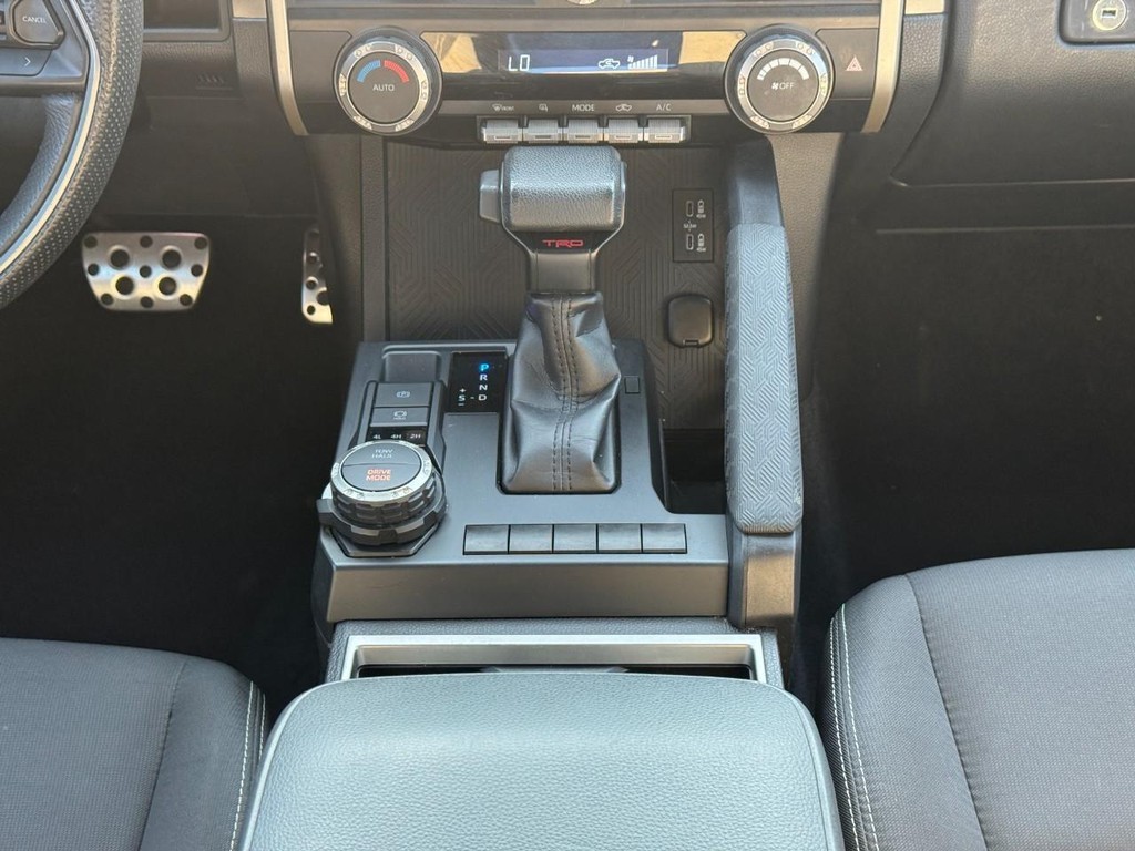 Toyota Tacoma 4WD Vehicle Full-screen Gallery Image 15