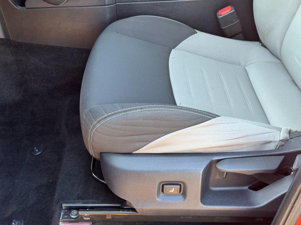 Toyota Tacoma 4WD Vehicle Full-screen Gallery Image 17
