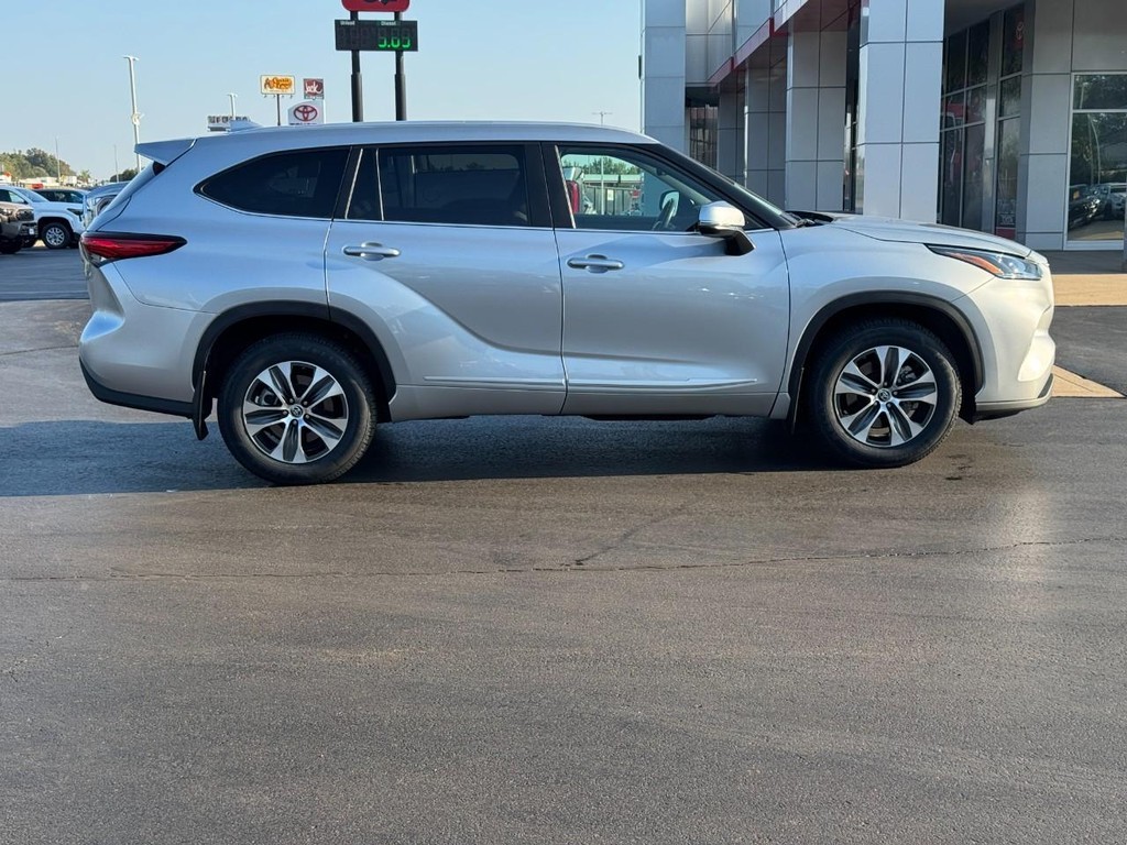 Toyota Highlander Vehicle Full-screen Gallery Image 02