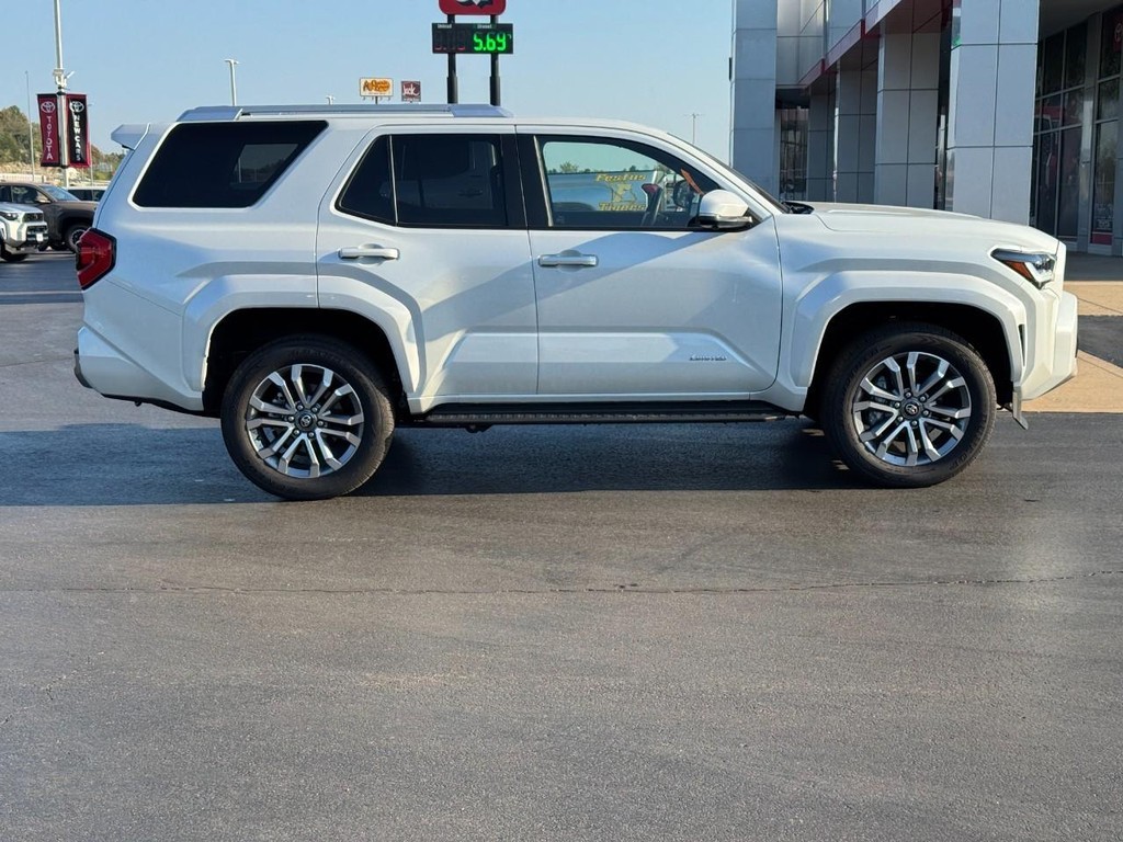 Toyota 4Runner Vehicle Full-screen Gallery Image 02