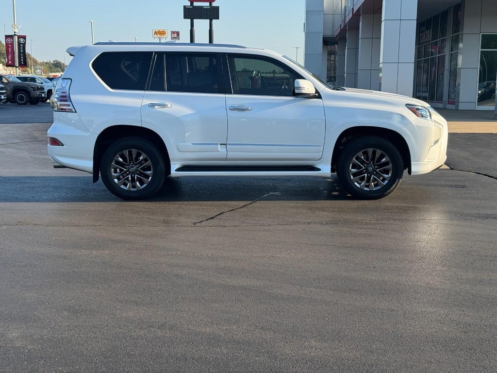Lexus GX 460 Vehicle Full-screen Gallery Image 02