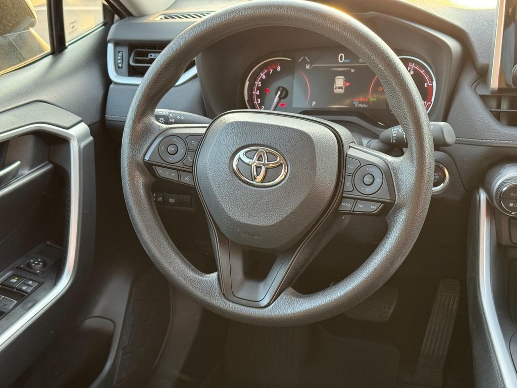 Toyota RAV4 Vehicle Full-screen Gallery Image 14