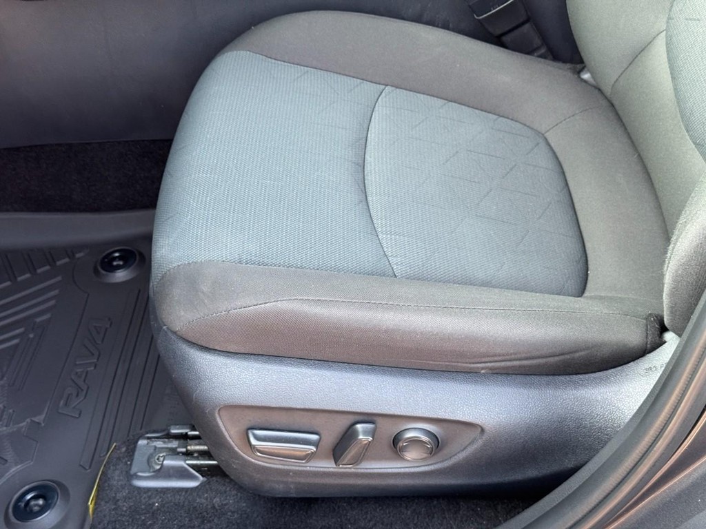 Toyota RAV4 Vehicle Full-screen Gallery Image 18