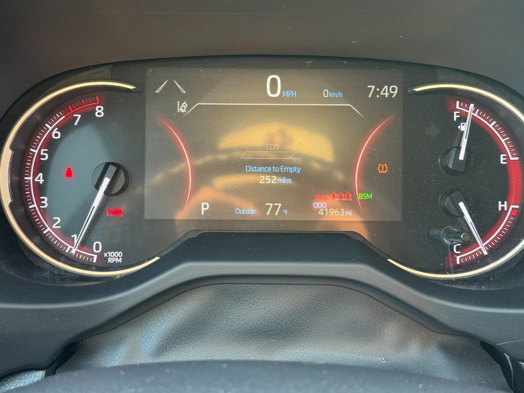Toyota RAV4 Vehicle Full-screen Gallery Image 22