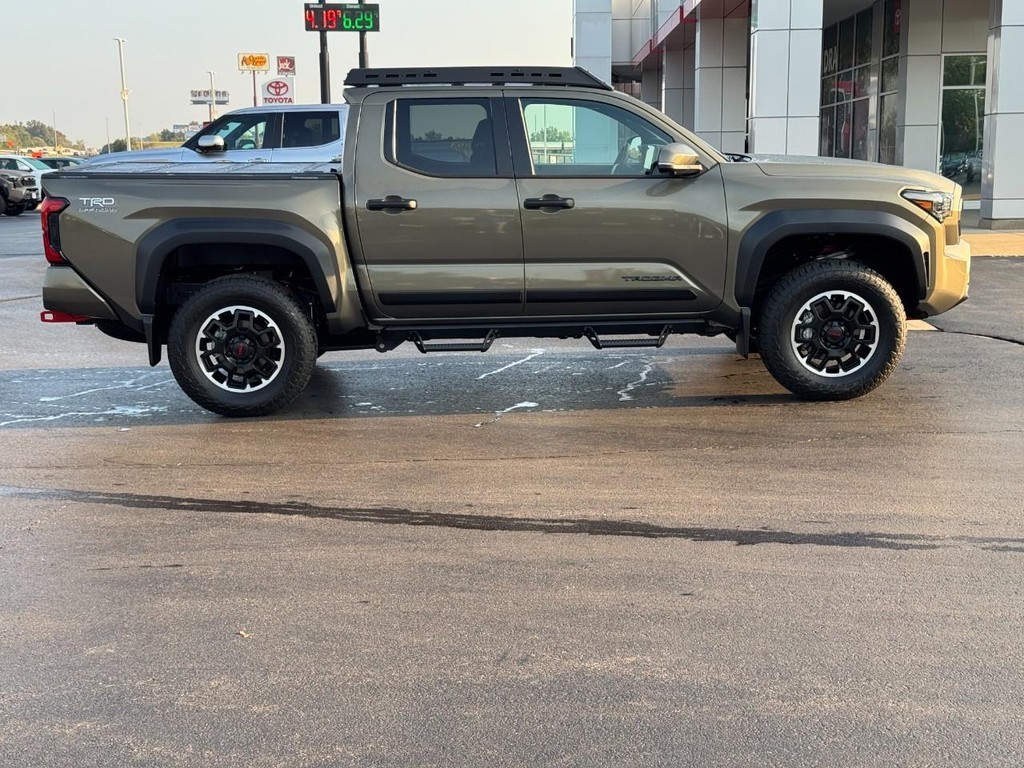 Toyota Tacoma 4WD Vehicle Full-screen Gallery Image 02
