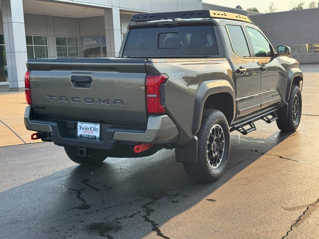 Toyota Tacoma 4WD Vehicle Full-screen Gallery Image 03