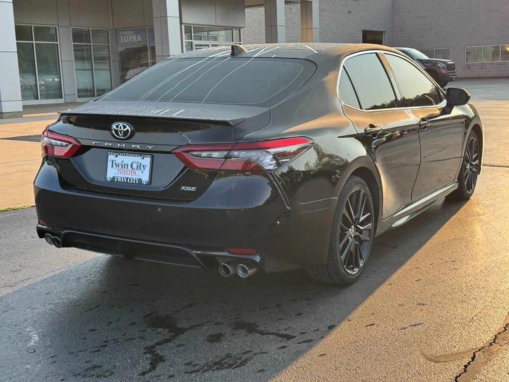 Toyota Camry Vehicle Full-screen Gallery Image 03