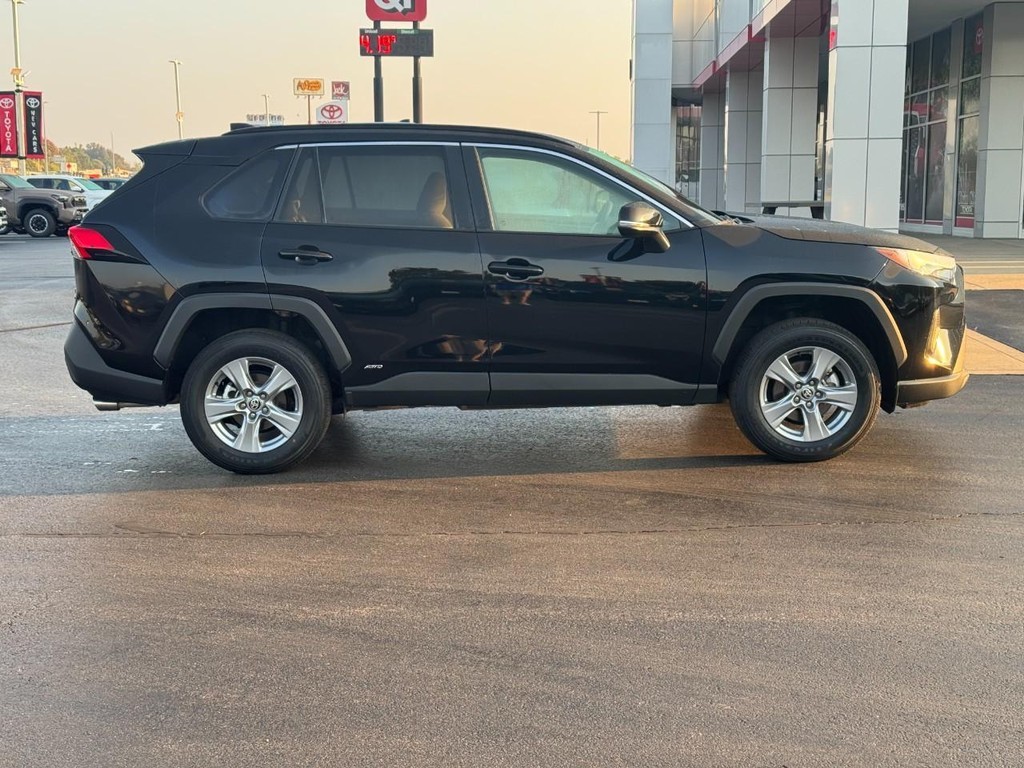 Toyota RAV4 Vehicle Full-screen Gallery Image 02