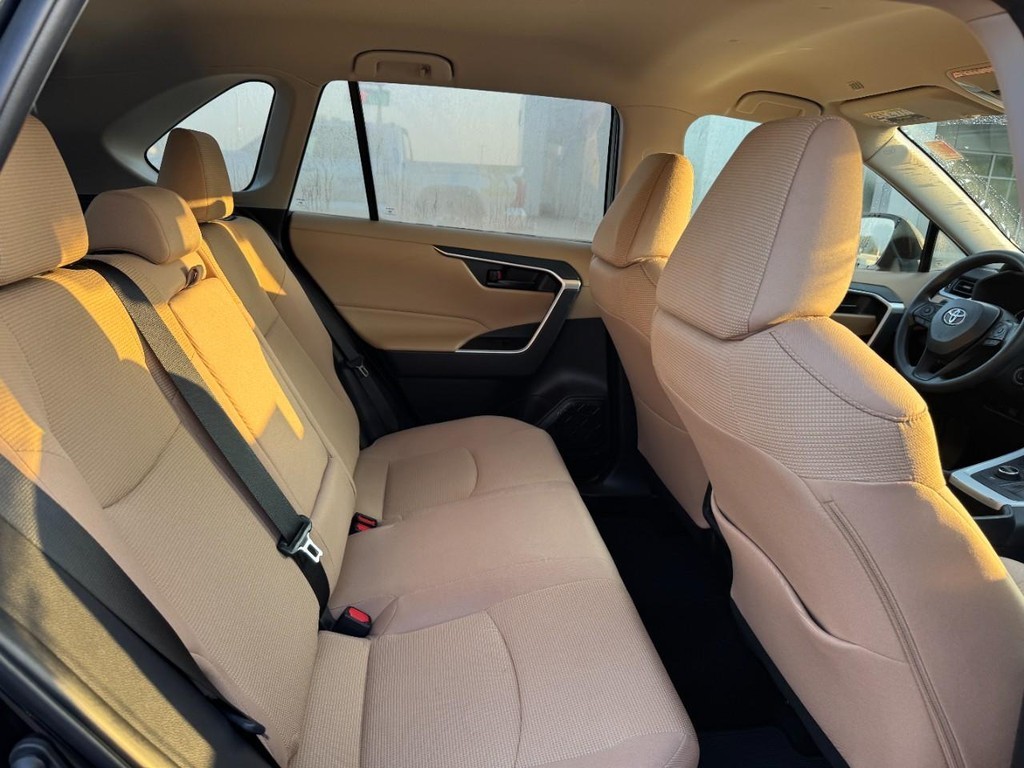 Toyota RAV4 Vehicle Full-screen Gallery Image 11