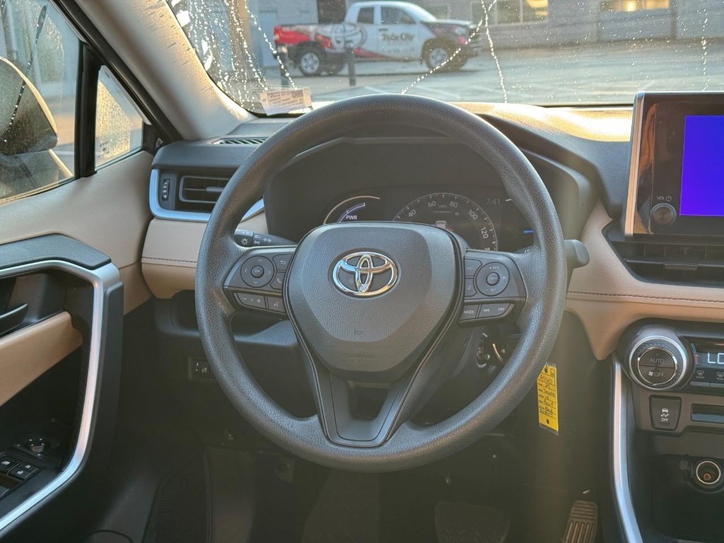 Toyota RAV4 Vehicle Full-screen Gallery Image 14