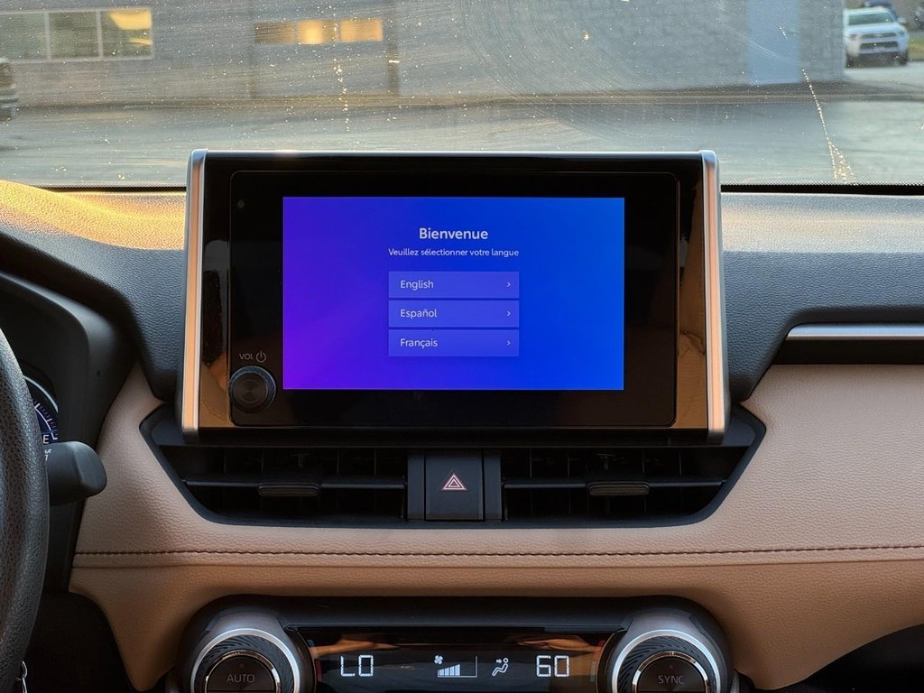 Toyota RAV4 Vehicle Full-screen Gallery Image 15