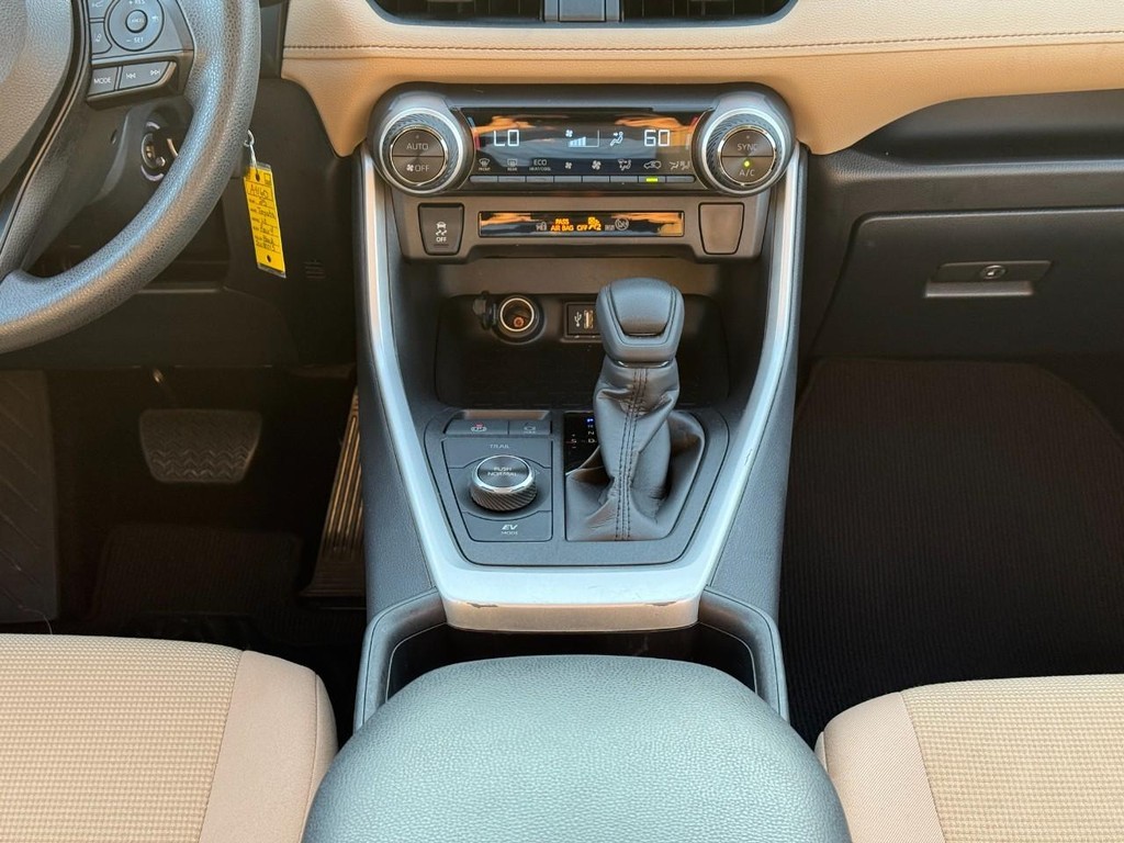 Toyota RAV4 Vehicle Full-screen Gallery Image 16