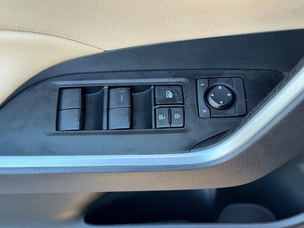 Toyota RAV4 Vehicle Full-screen Gallery Image 17