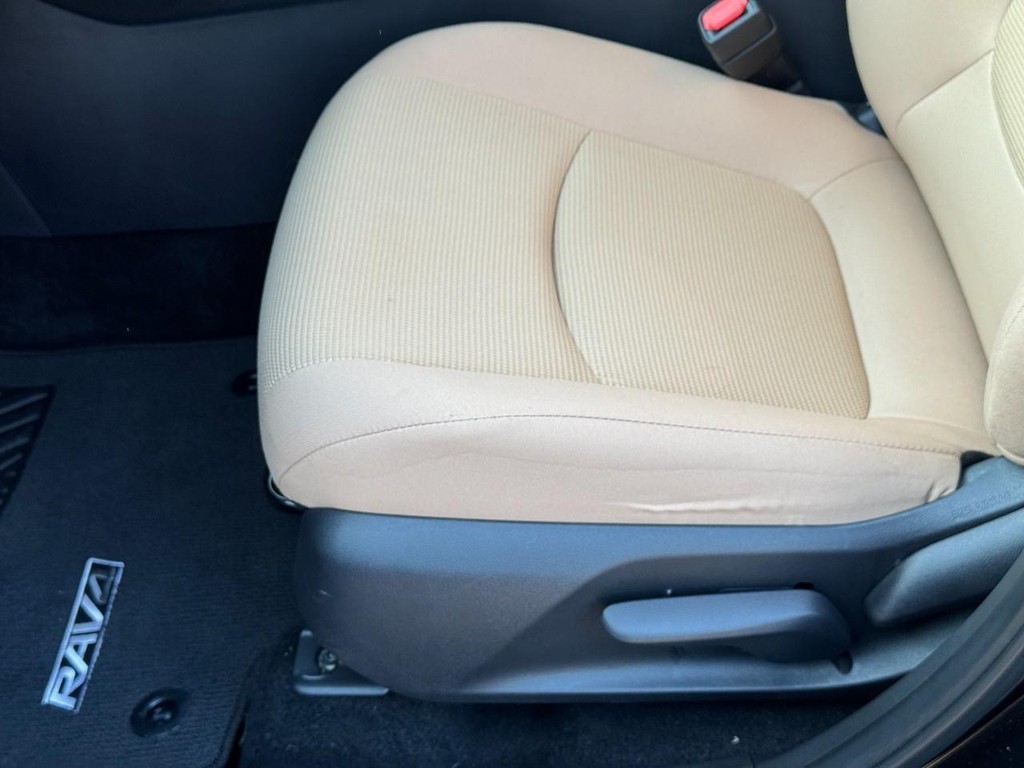 Toyota RAV4 Vehicle Full-screen Gallery Image 18